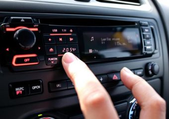 Votre autoradio s&rsquo;ennuie ? Voici comment mettre une musique sur une clé usb sans crise de nerfs
